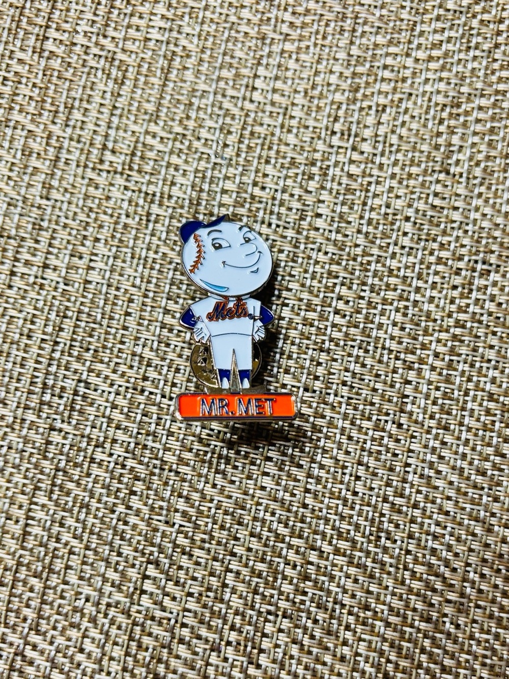 Gently used, NY METS Mr. Met Bobblehead Enamel Pin 🧡💙